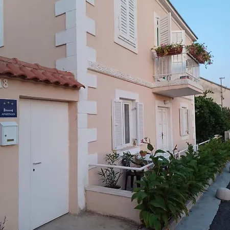 Scolari Apartman Brodarica